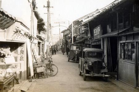 Picture of a quiet alley taken in Korea by a US Soldier